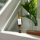 La forme rectangulaire du cadran (élément distinctif).