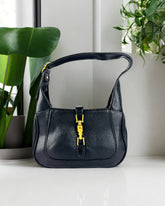 Sac en cuir noir à boucle dorée