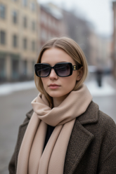 Lunettes de soleil à monture noire et verres dégradés