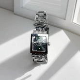 Montre Guess Carrée – Bracelet Logo & Strass, Dorée ou Argentée