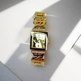 Montre Guess Carrée – Bracelet Logo & Strass, Dorée ou Argentée