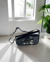 Sac noir à détail métallique – Chic contemporain