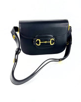 Sac bandoulière en cuir noir avec détail mors doré