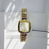 Montre Carrée Dorée – Bracelet Tressé & Cadran Élégant