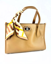 Sac à main camel en cuir grainé avec foulard décoratif et fermoir argenté