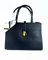 Sac à main en cuir grainé noir avec logo doré et chaîne élégante