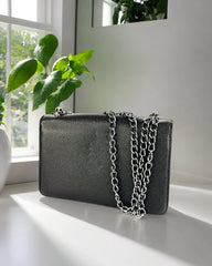 Black Icon – Le sac intemporel à chaîne argentée