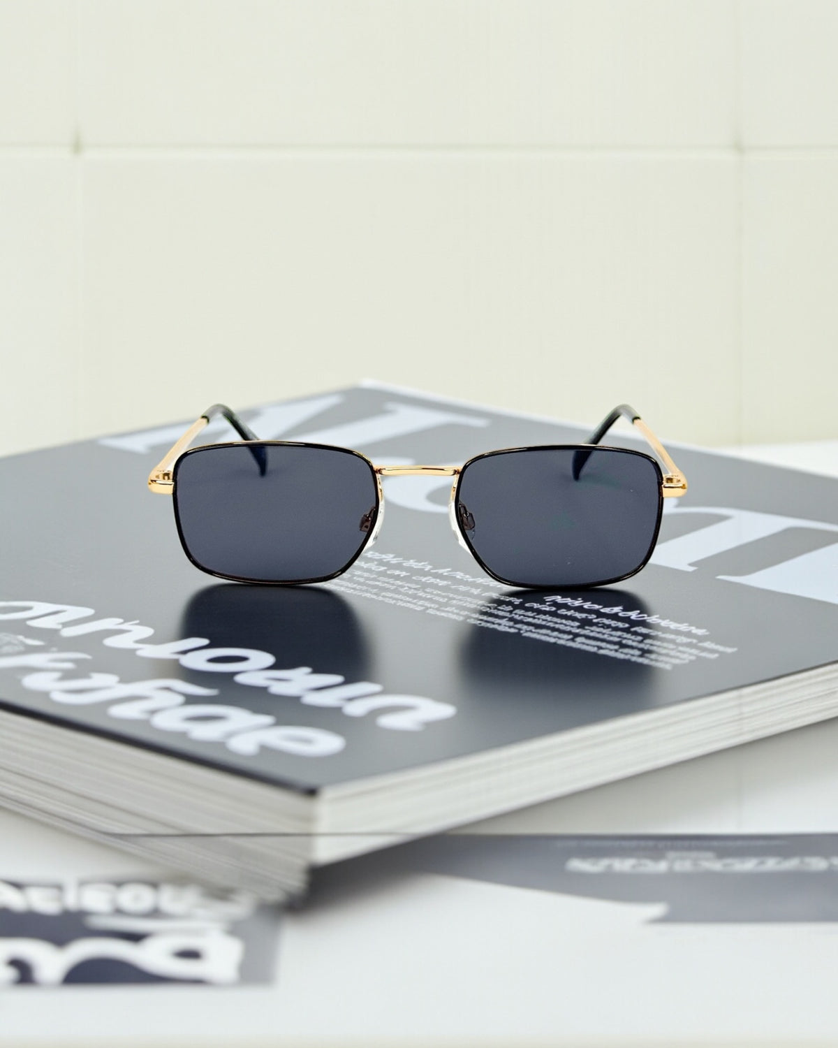 Monture dorée & verres noirs