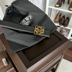 Ceinture femme Loewe – Cuir noir & boucle dorée emblématique – Pochette de luxe