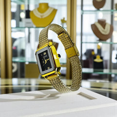 Montre femme dorée – Cadran noir