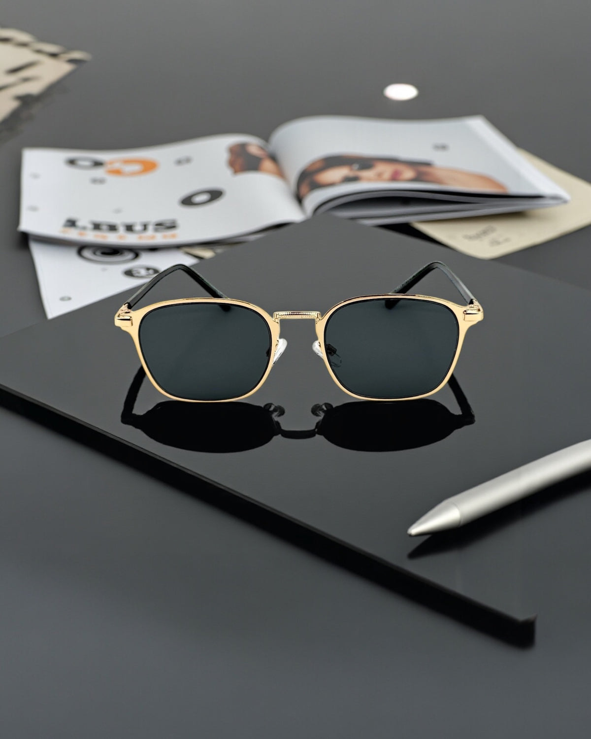 Monture dorée & verres noirs 🖤