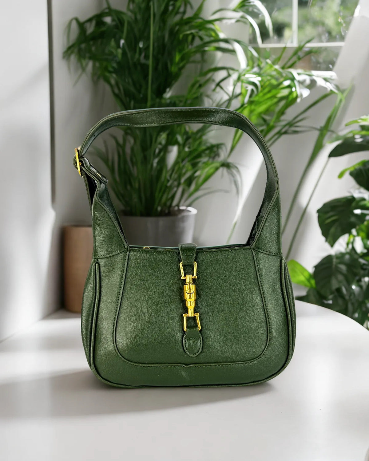 Sac vert à boucle dorée