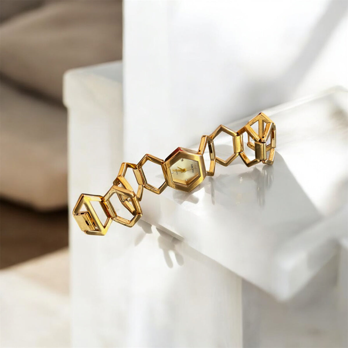 Montre Femme Dorée Design Géométrique | Luxe