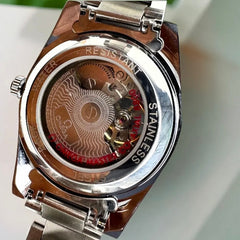 Omega Seamaster Skeleton – L’élégance mécanique en mouvement