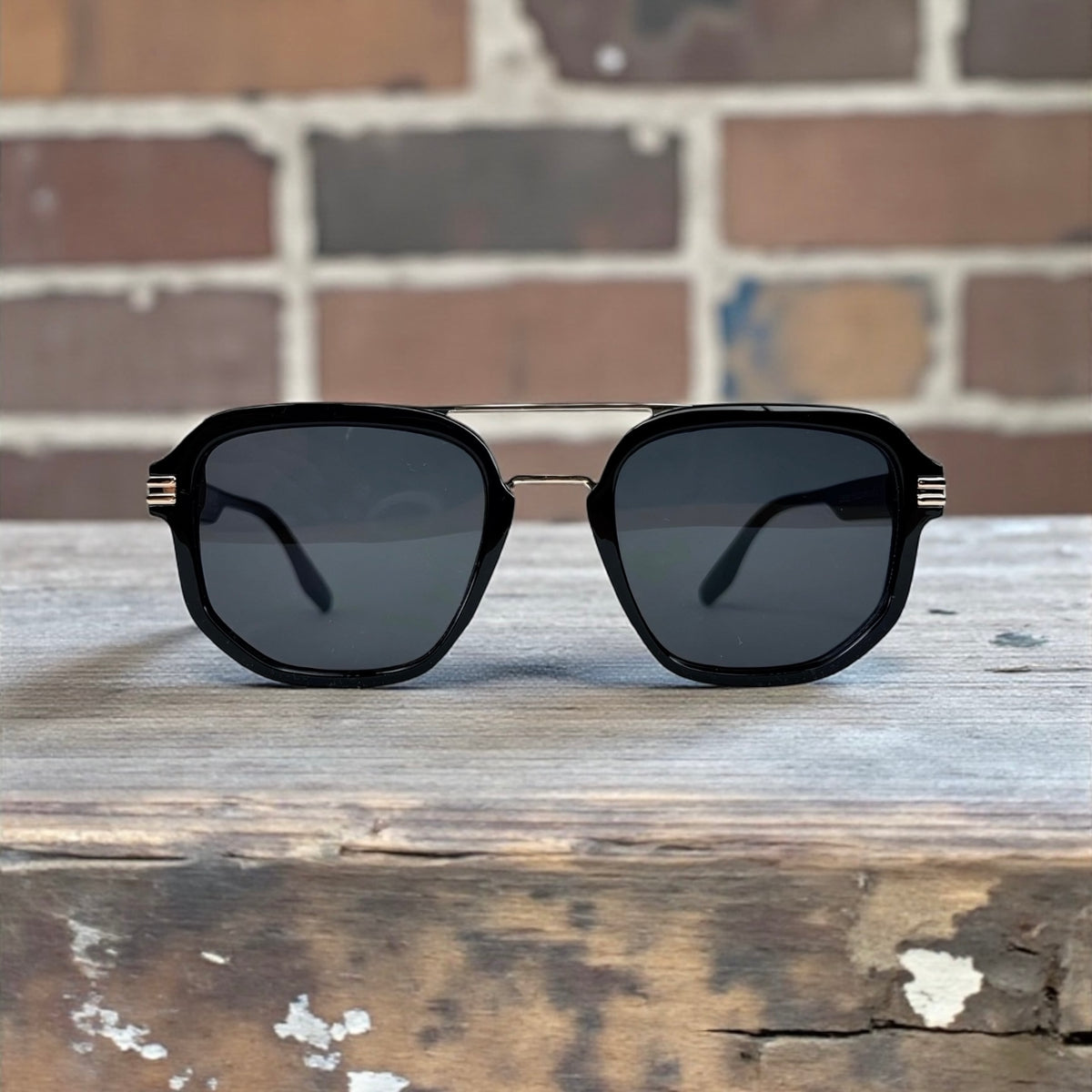Lunette homme noire carrée avec finition métallique