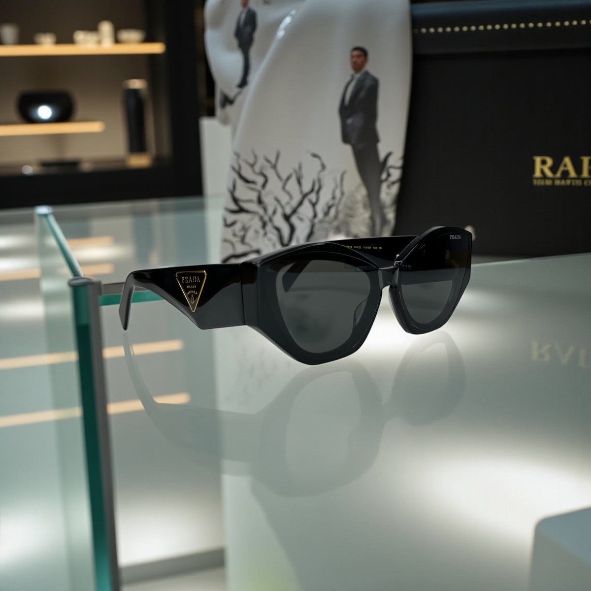 Lunettes de Soleil Femme – Prada Triangle Black & Gold