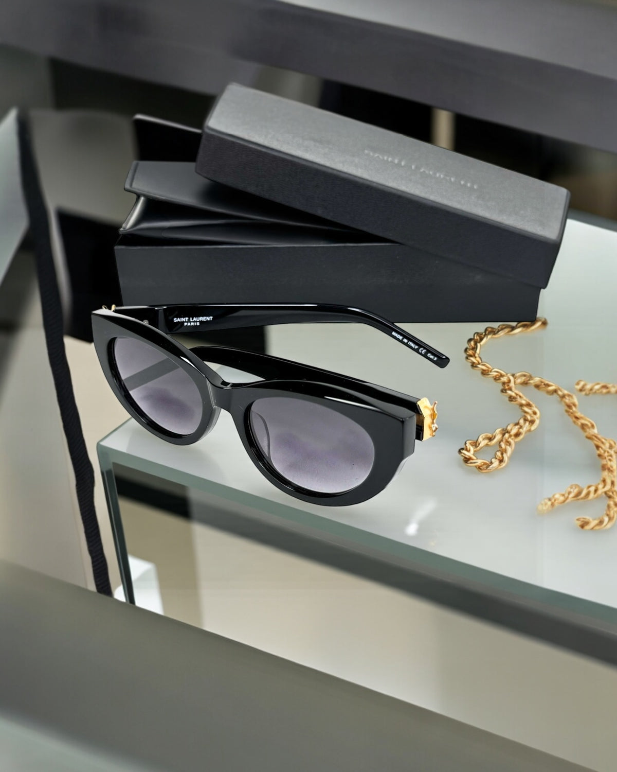 Saint Laurent – Élégance Noire Iconique