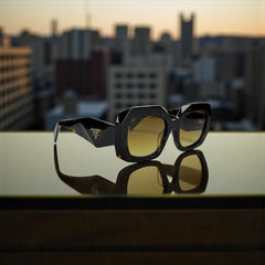 Lunettes de Soleil Femme – Prada Carrée Havana & Yellow