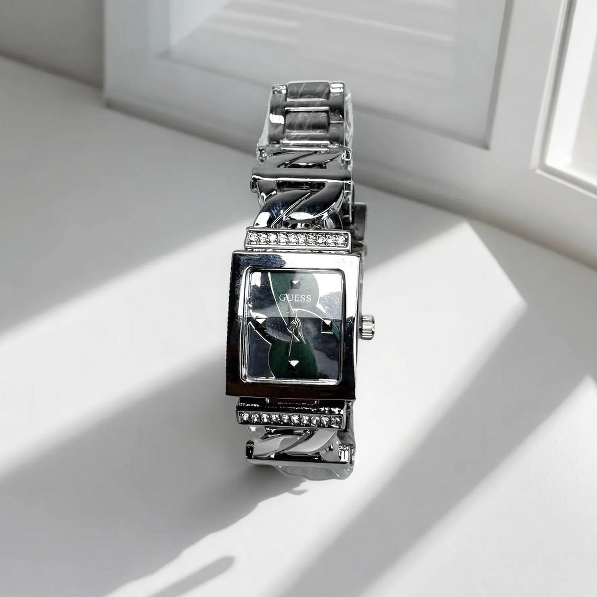 Montre Guess Carrée – Bracelet Logo & Strass, Dorée ou Argentée