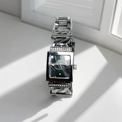 Montre Guess Carrée – Bracelet Logo & Strass, Dorée ou Argentée