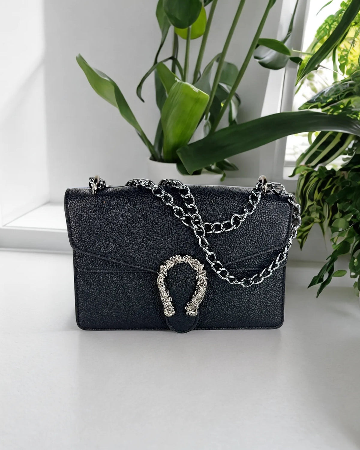 Black Icon – Le sac intemporel à chaîne argentée