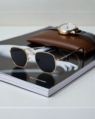 Monture Dorée & Verres Noirs