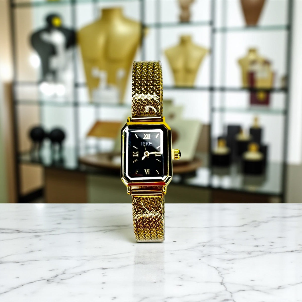 Montre femme dorée – Cadran noir