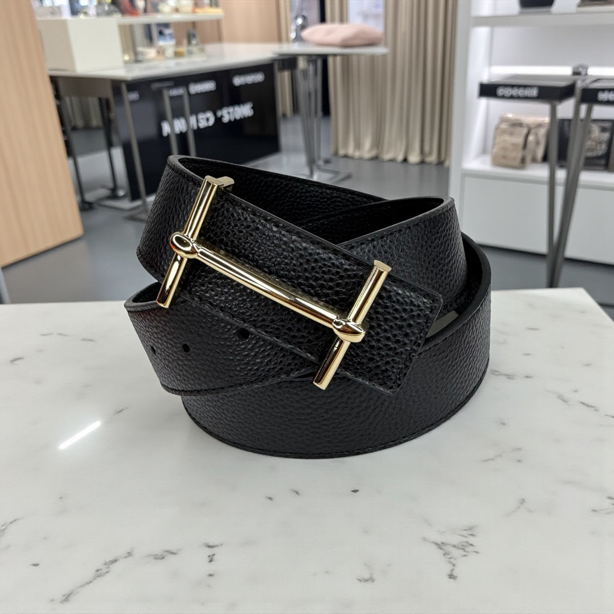 Ceinture femme Hermès – Cuir noir grainé & boucle dorée – Coffret de luxe