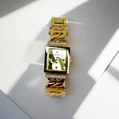 Montre Guess Carrée – Bracelet Logo & Strass, Dorée ou Argentée
