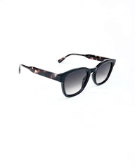 Collection Signature – Lunettes de Soleil au Design Intemporel