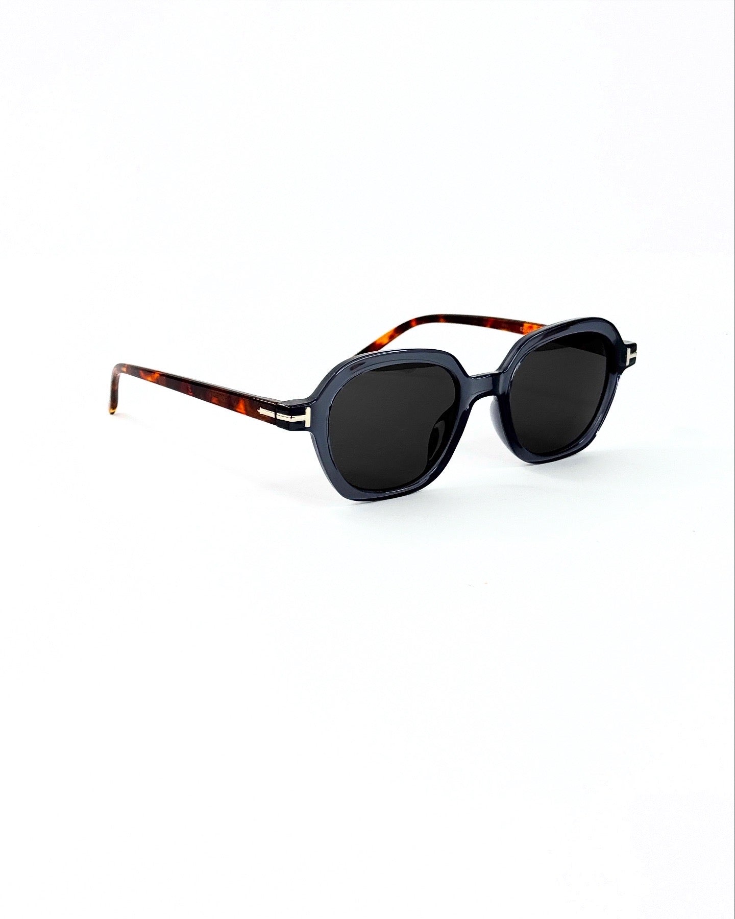 Collection “Éclat Urbain” – Lunettes de Soleil Carrées Vintage
