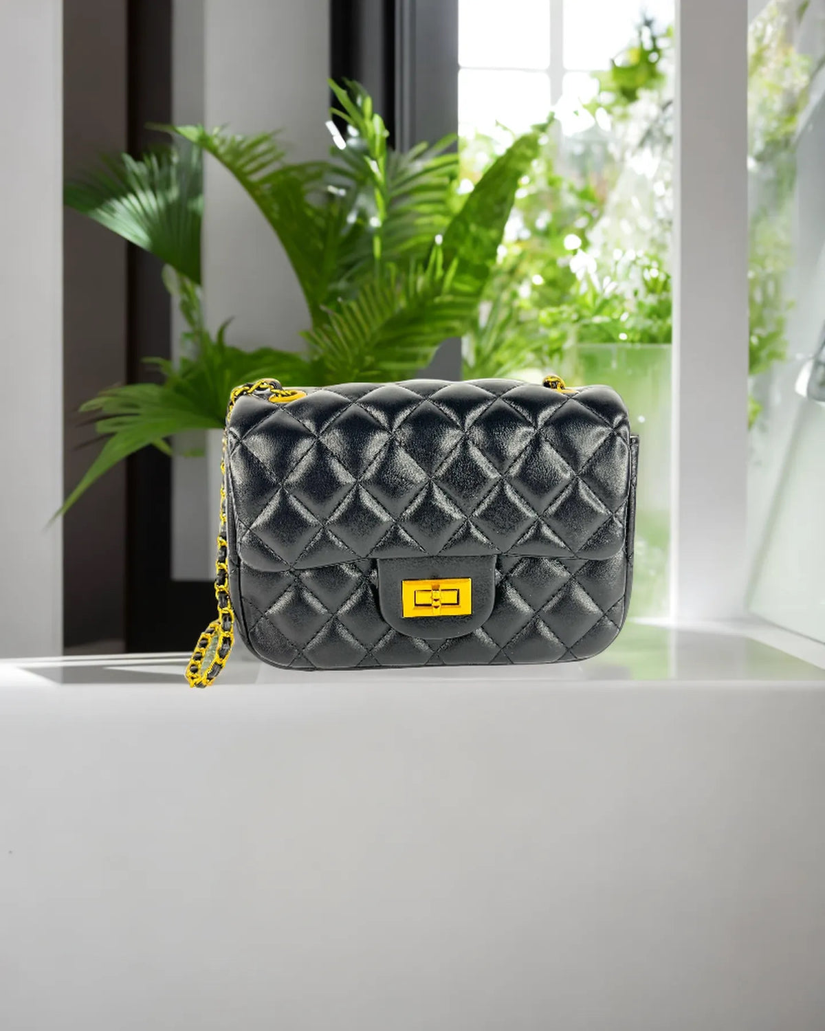 Sac matelassé noir à chaîne dorée – Style Parisien