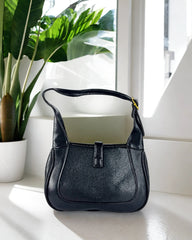 Sac en cuir noir à boucle dorée