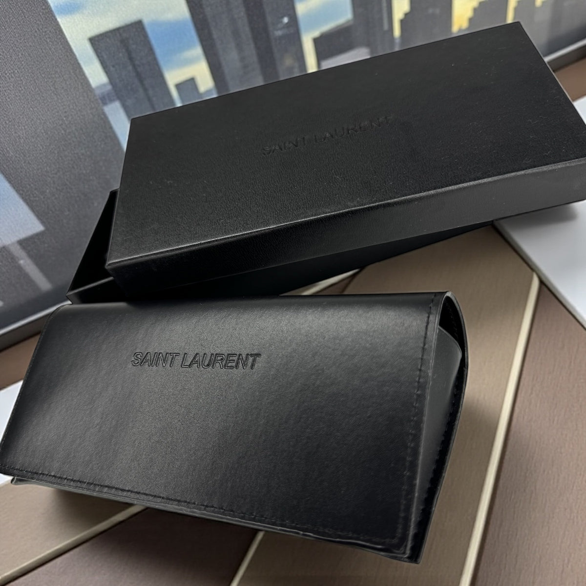 Lunettes de Soleil Femme – Saint Laurent Carrée Black & Gold