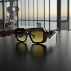 Lunettes de Soleil Femme – Prada Carrée Havana & Yellow