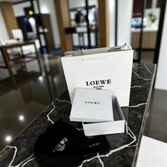 Ceinture femme Loewe – Cuir noir & boucle dorée emblématique – Pochette de luxe