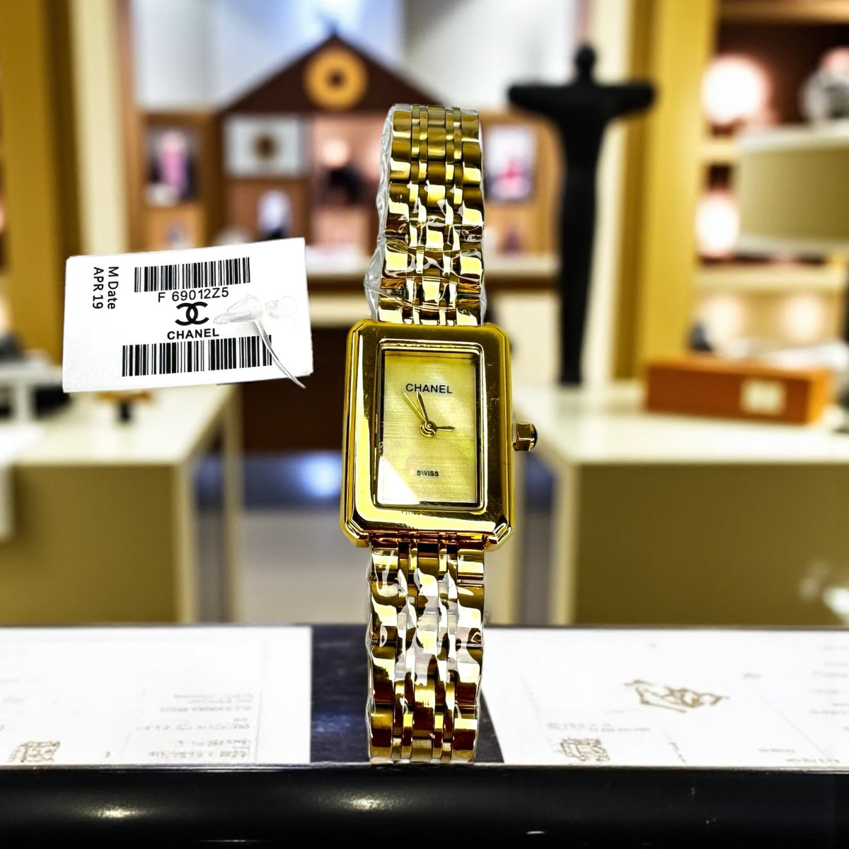 Montre femme dorée – Style Chanel rectangulaire élégant