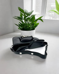 Sac noir à détail métallique – Chic contemporain