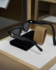 Louis Vuitton – Cat Eye Élégance 🖤