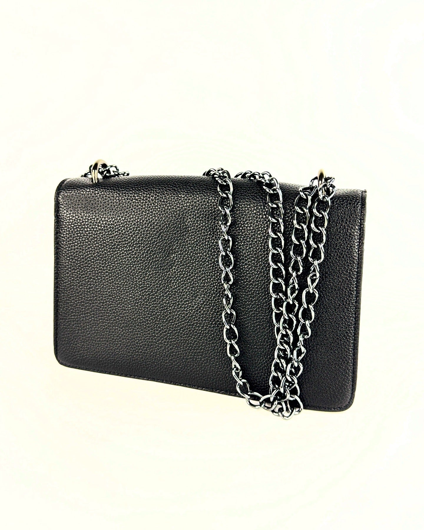 Sac à bandoulière noir en cuir grainé avec fermoir tête de tigre et chaîne argentée