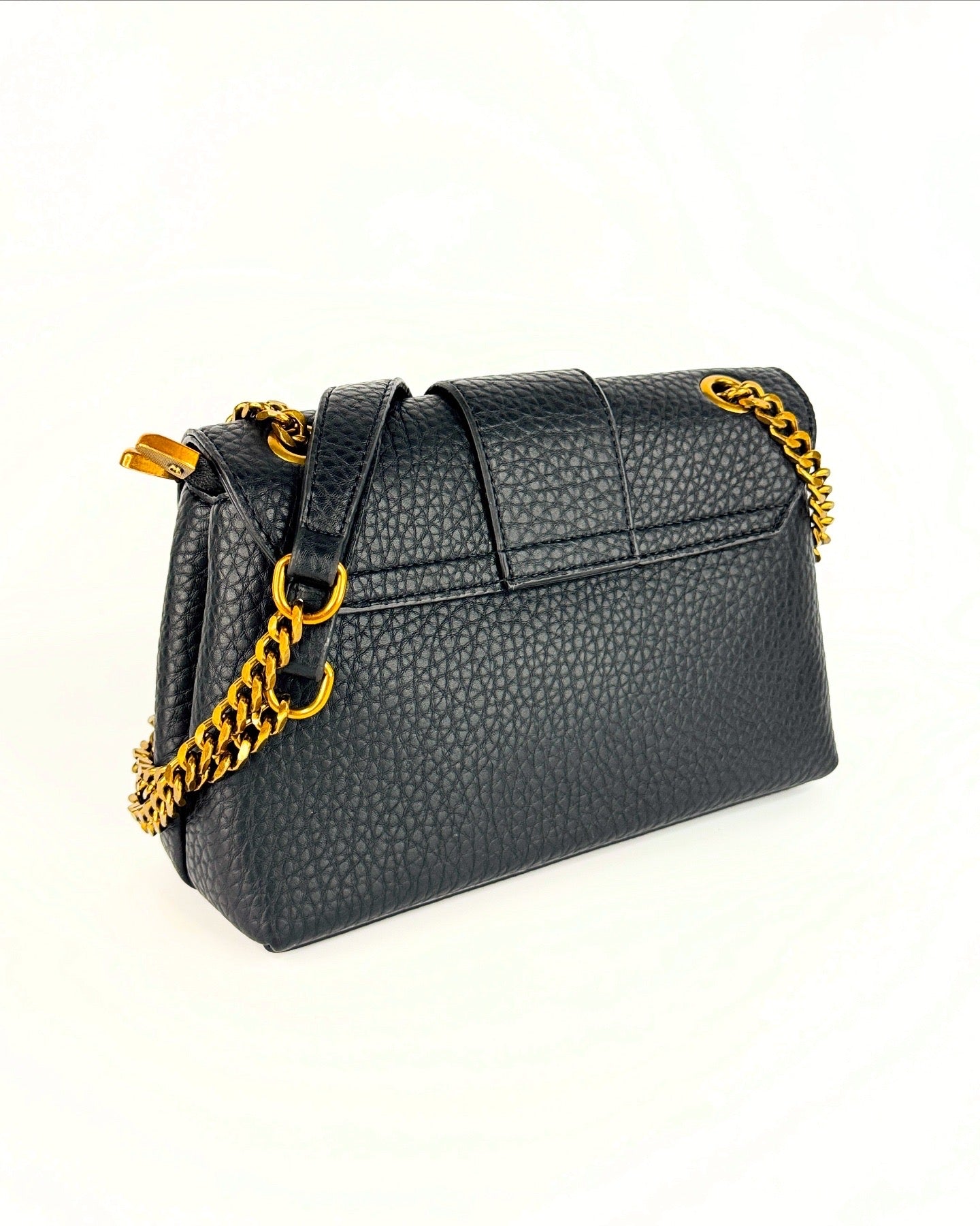 Sac en cuir grainé noir avec chaîne dorée et logo emblématique central