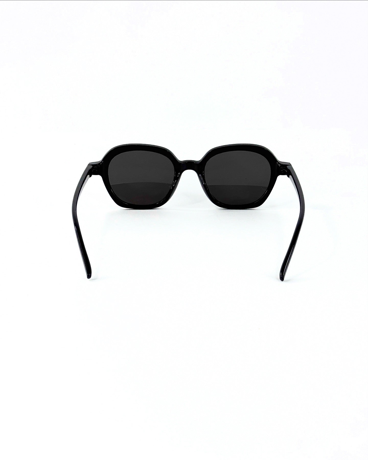 Collection “Éclat Urbain” – Lunettes de Soleil Carrées Vintage