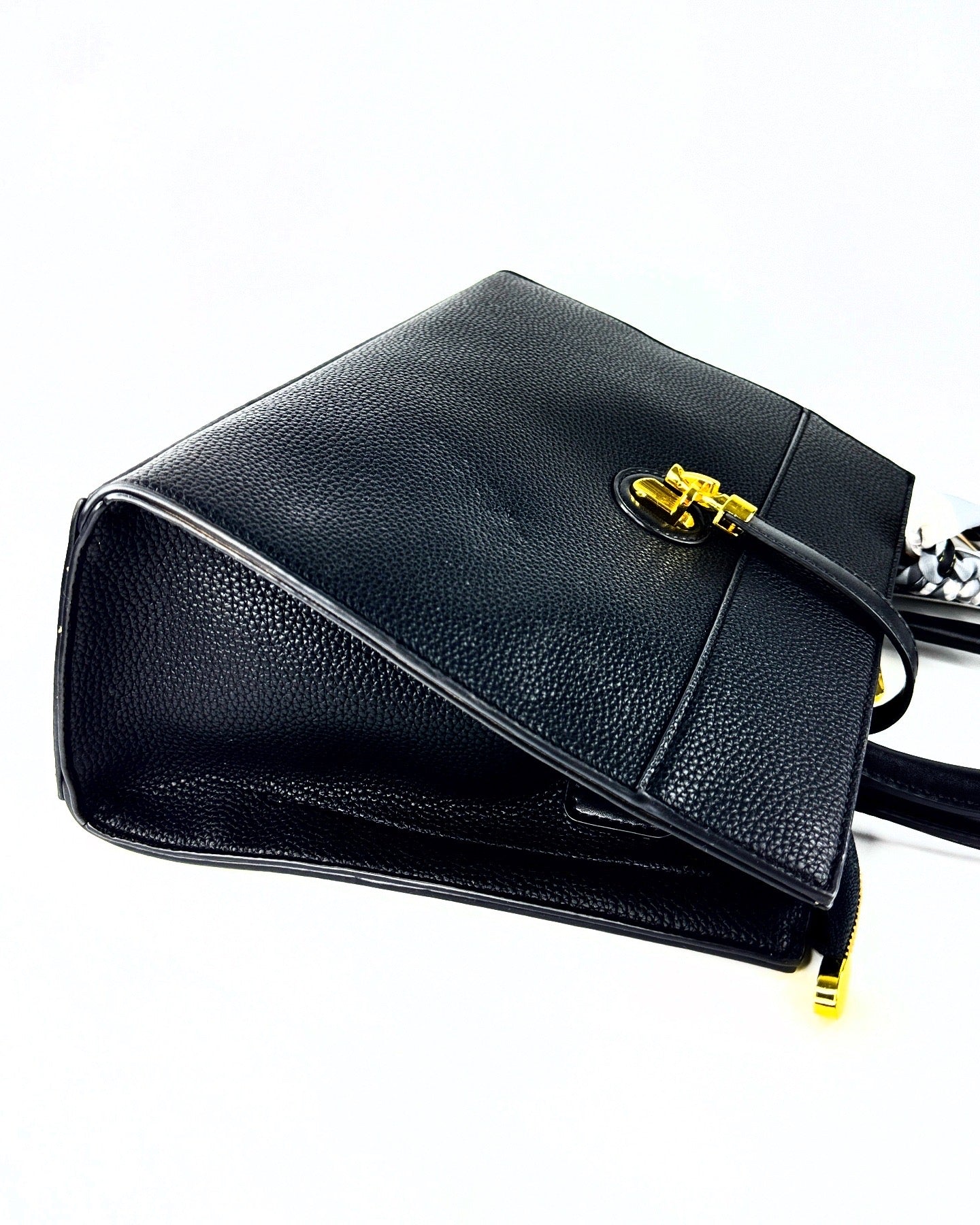 Sac à main en cuir grainé noir avec logo doré et chaîne élégante