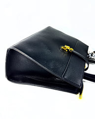 Sac à main en cuir grainé noir avec logo doré et chaîne élégante