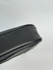 Sac en cuir noir à boucle dorée