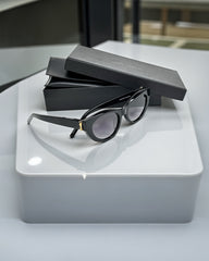 Saint Laurent – Élégance Noire Iconique