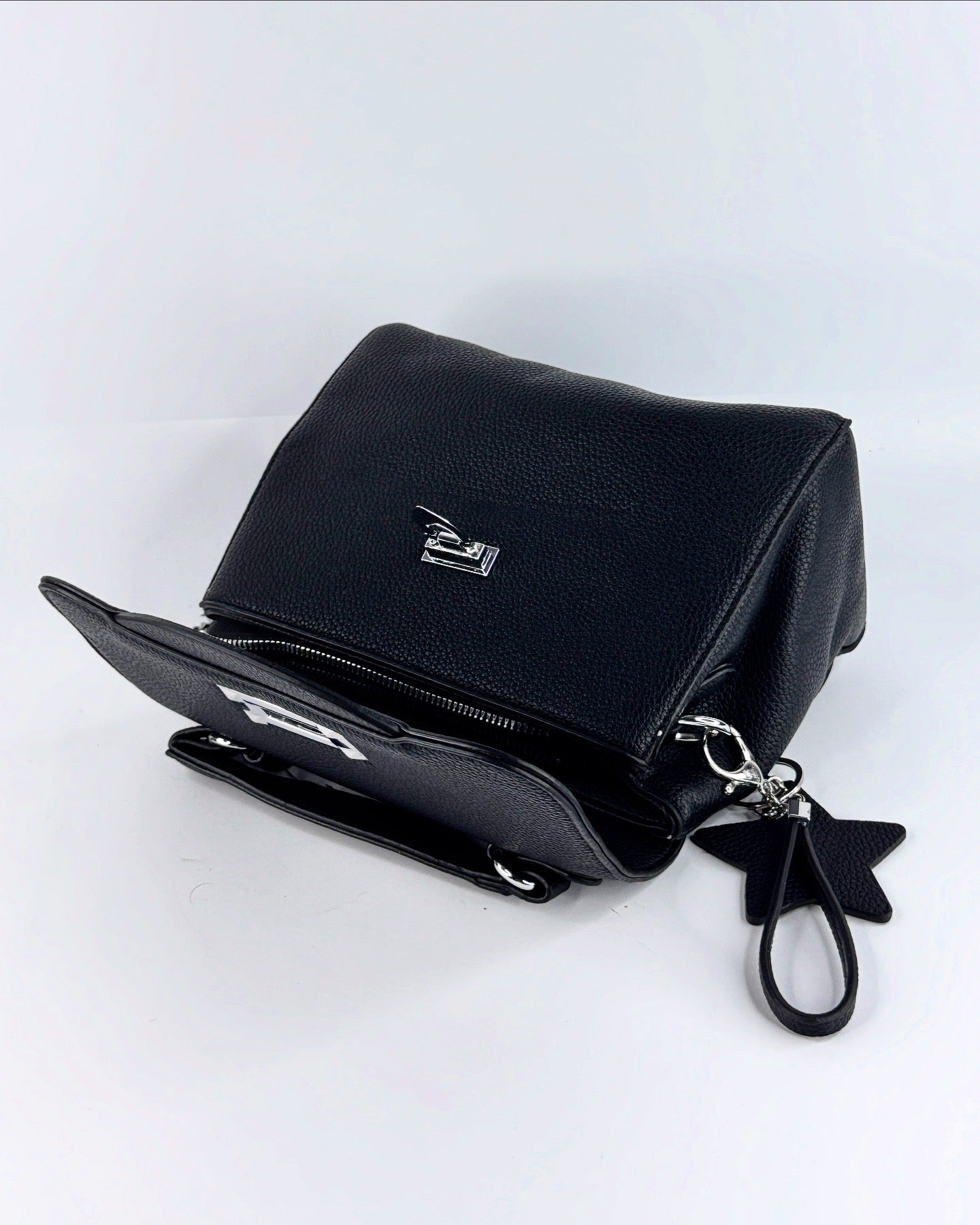 Sac à main noir élégant en cuir texturé avec poignée rigide et fermeture métallique argentée