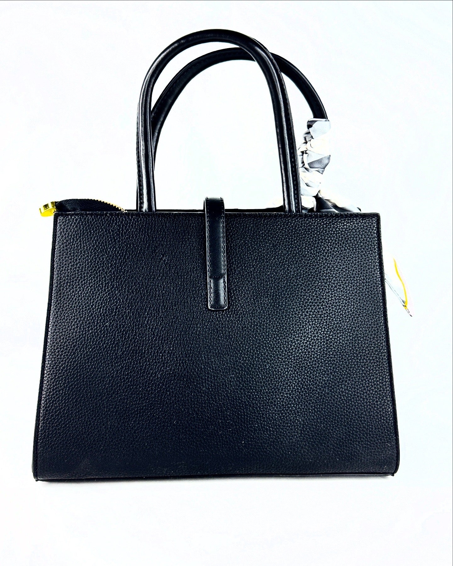 Sac à main en cuir grainé noir avec logo doré et chaîne élégante