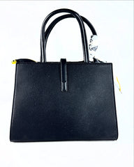 Sac à main en cuir grainé noir avec logo doré et chaîne élégante