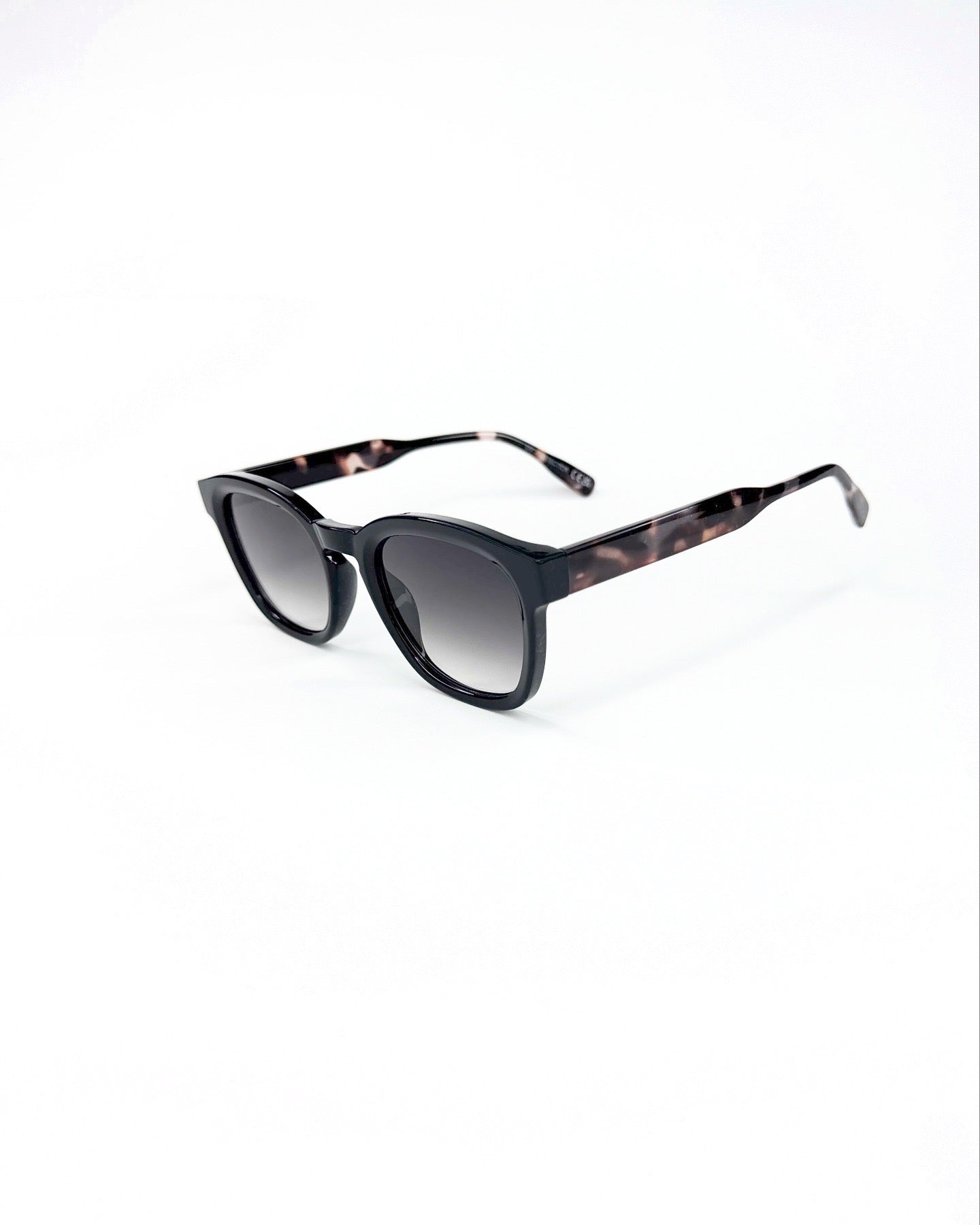 Collection Signature – Lunettes de Soleil au Design Intemporel